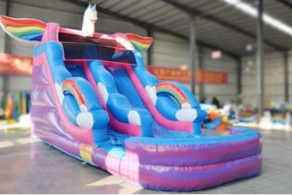 Tobogán inflable de agua con caballos voladores