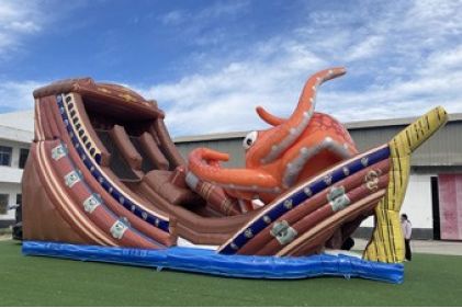 Tobogán hinchable de barco pirata con forma de pulpo