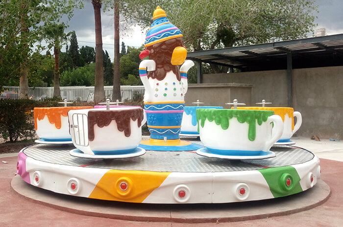 Atracciones de tazas de café de 24 - Atracciones familiares (foto 2 de 3)