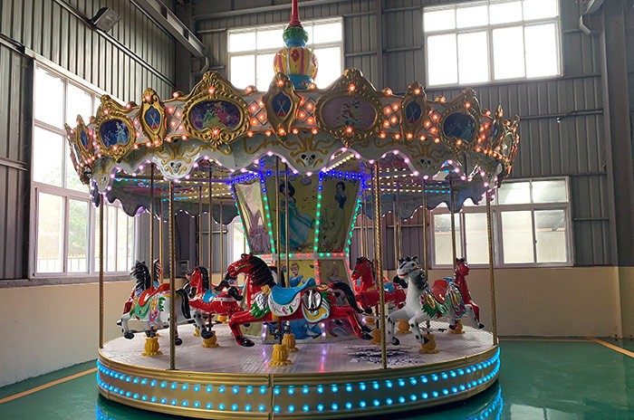 Carrusel de caballos 023 - Atracciones familiares (foto 3 de 4)
