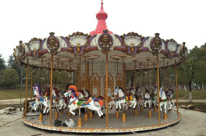 Carrusel de caballos de lujo - Atracciones familiares (foto 2 de 4)
