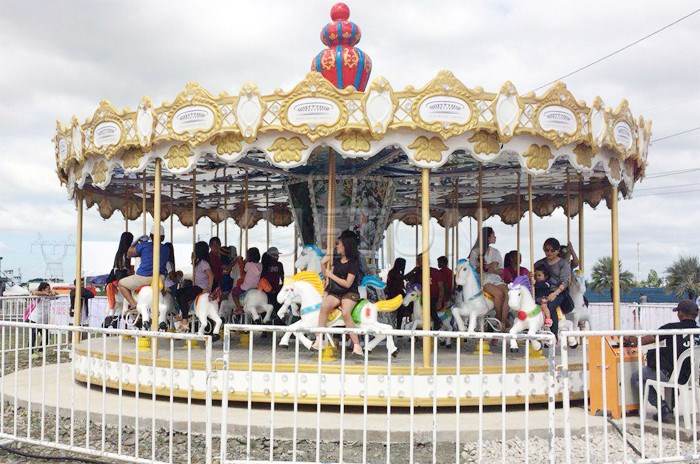 24 Classic Carousel 025
