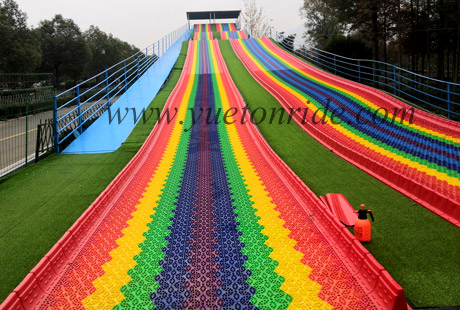 Tobogán arcoíris - Atracciones familiares (foto 3 de 4)