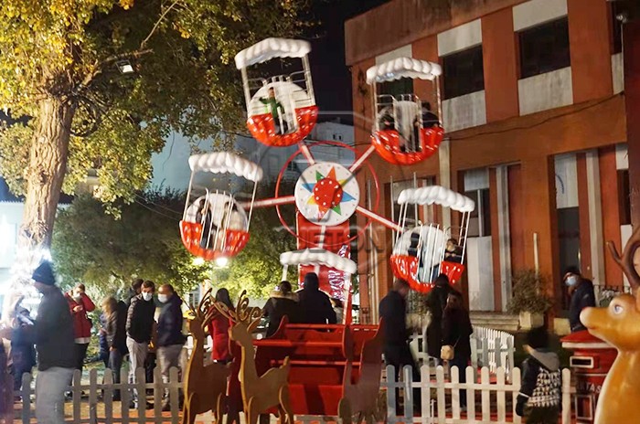 Christmas-Themed Mini Ferris Wheel